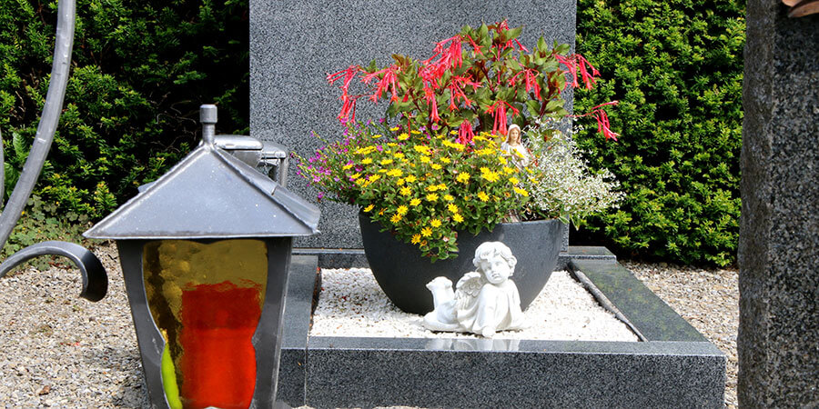 Bestattungen Baden | Mustergrab mit Blumenschmuck