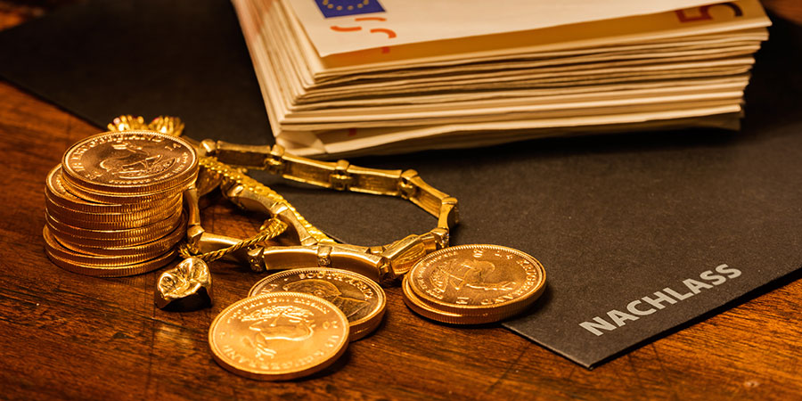 Bestattungen in Frauenfeld | Schmuck, Goldmünzen, Geldstapel auf Ordner mit Aufschrift "Nachlass"