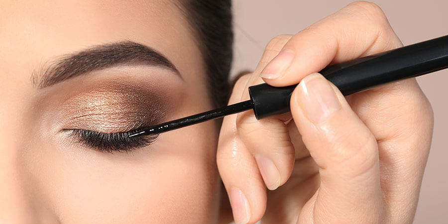 Kosmetik Aarau | Mascara wird auf Wimper aufgetragen