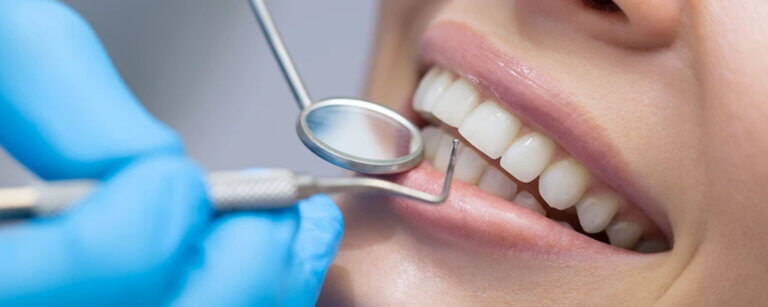 Mundhygiene Ruswil | Detail-Aufnahme Patientin wird von Zahnarzt untersucht