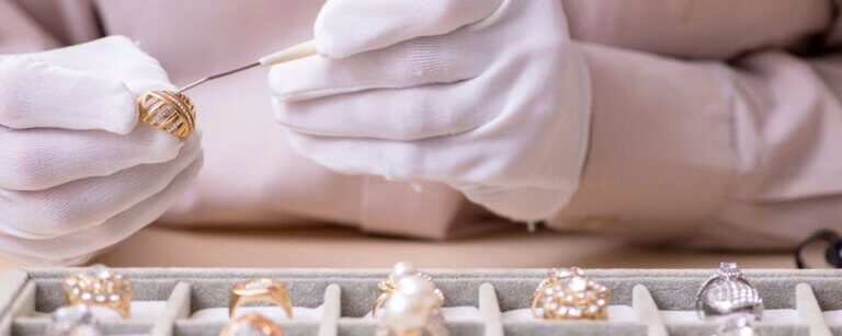 Schmuckpflege Instandhaltung Sempach | Juwelier arbeitet mit Schmuck