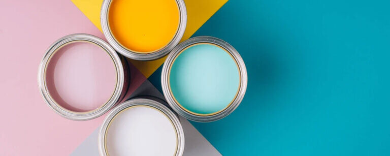 Malergeschäft Binningen Nordwestschweiz | Farbtöpfe und jeweilig in der Farbe gestrichene Fläche