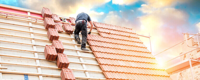 Dachpflege Buochs | Dachdecker auf einem Spitzdach