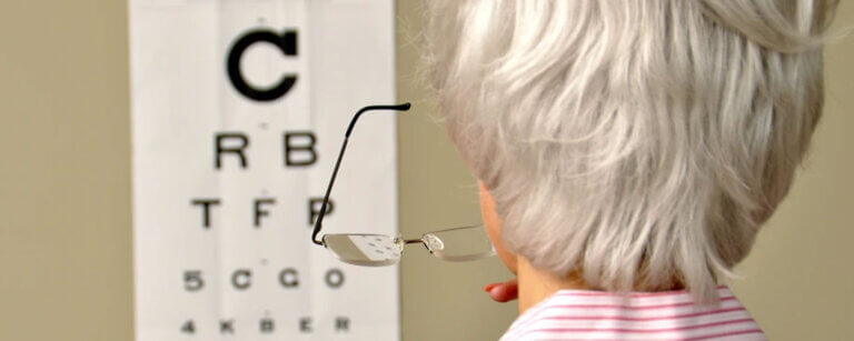 Sehanalyse Liestal | Frau nimmt zur Sehanalyse die Brille ab