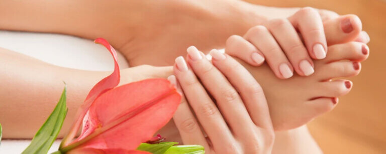 Lymphdrainage Sursee | Nahaufnahme Fussmassage, davor Lilie