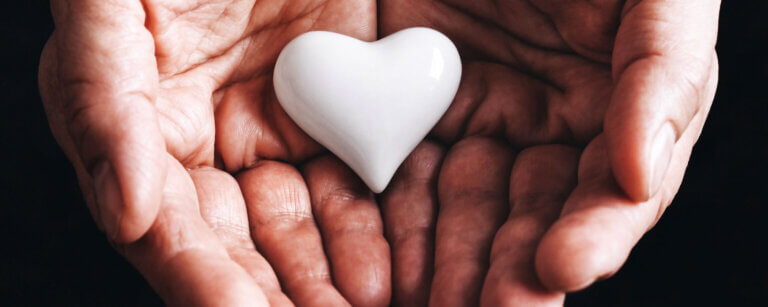 Bestattungen Frauenfeld | Weißes Herz liegt in zwei offenen Händen