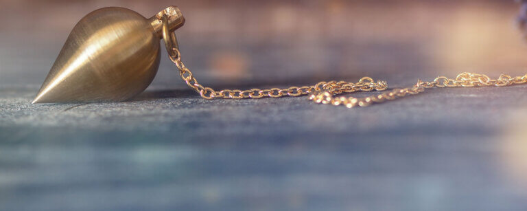 Hypnose Cham | Nahaufnahme Pendel, auf dem Boden liegend