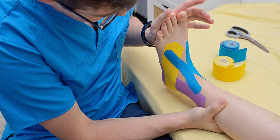 Kinesiologie in Baden | Behandlung am getapten Fuss