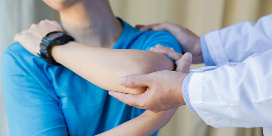 Kinesiologie Baden | Behandlung am Oberarm