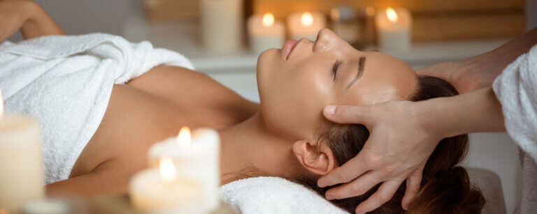 Kosmetik in Baden | Kopfmassage einer Frau