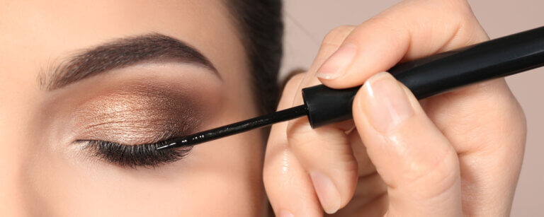 Kosmetik Frauenfeld | Frau wird mit Eyeliner geschminkt