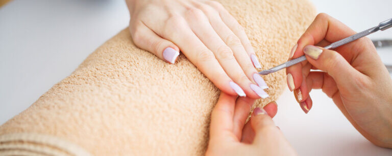 Nageldesign in Frauenfeld | Fingernagel Pflege einer Frauenhand mit Pfeile