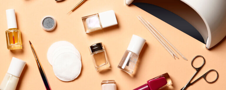 Nagelstudios in Baden | Präsentation diverse Nagelpflegeprodukte Schere, Klarlack und weitere Nagelpflegeprodukte