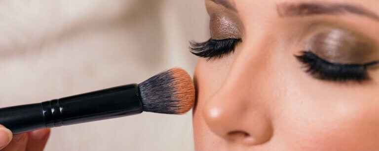 strahlendes Aussehen Oerlikon | Frau bekommt Abend Make up mit Pinsel