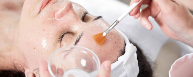 Luzern Ihr Wegweiser zu den besten Kosmetikbehandlungen | Frau bekommt Gesichtsbehandlung mit Pinsel auf die Stirn