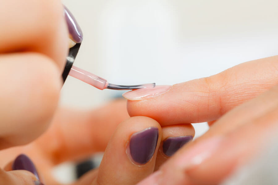 Nagelstudios in Baden | 
Nagellack wird aufgetragen