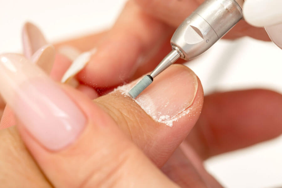 Nagelstudios in Aarau | Daumen wird mit elektrischer Pfeile geschliffen