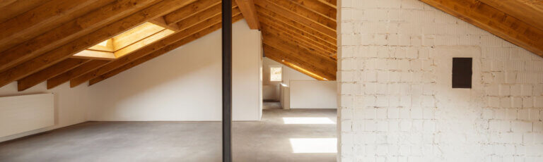 Renovationen und Umbauen in Affoltern am Albis | Dachboden Rohbau mit Holzträgern und Dachfenster