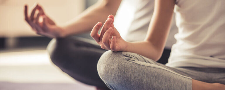 Yoga in Zürich | zwei Personen sitzen in Yoga Haltung auf einer Matte