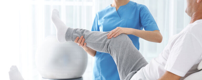 Physiotherapie in Frauenfeld | Rehabilitationsphysiotherapie - Therapeut bei der Arbeit am Patienten