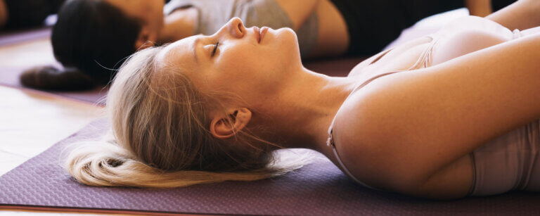 Yoga in Frauenfeld | Frau liegt auf Matte mit geschlossenen Augen
