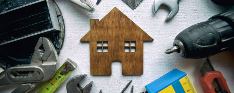 Hauswartung in Baden | verschiedene Handwerksutensilien liegen auf dem Tisch für Hausmeister