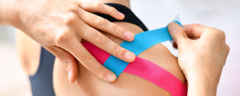Physiotherapie in Luzern | Taping Behandlung an einem Patienten am Oberkörper