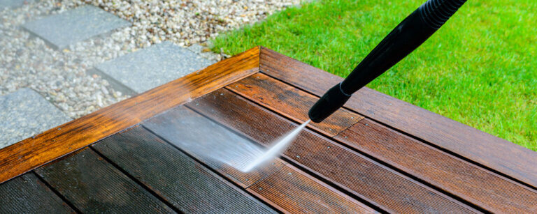 Hauswartung in Frauenfeld | Reinigung einer Holzterrasse mit dem Hochdruckreiniger