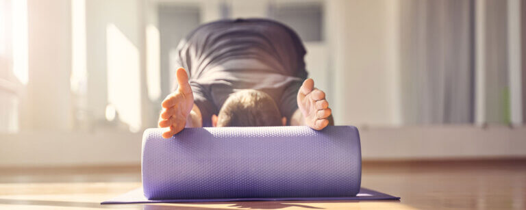 Yoga in Aarau | Frau bei einer Bodenausführung Yogaübung mit Rolle