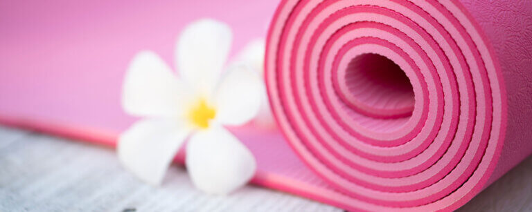 Yoga im Limmattal | rosa Yogarolle mit weißer Blüte