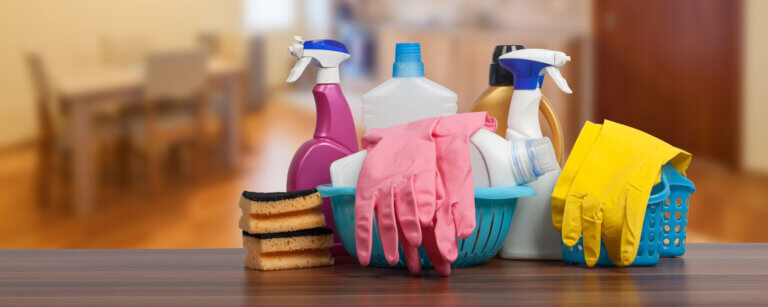 Professionelle Hauswartung im Limmattal | Putzutensilien im Korb