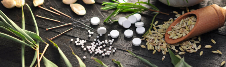 Traditionelle Chinesische Medizin in Frauenfeld | verschiedene Utensilien für TCM Kräuter, Tabletten