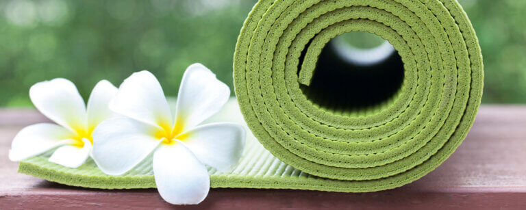 Yoga in Reinach | grüne Yogamatte mit Lotusblüte