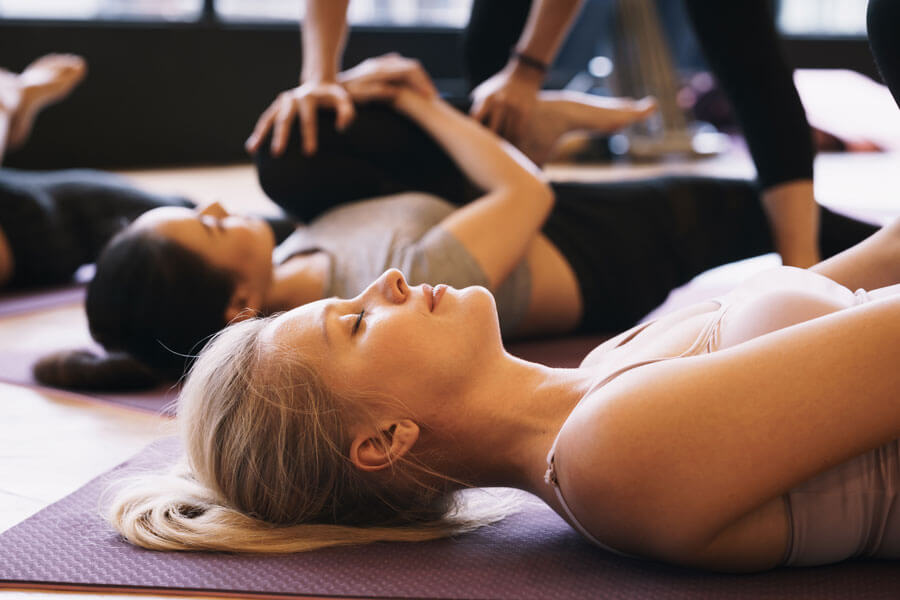 Yoga in Liestal | Personen liegen auf Matte mit geschlossenen Augen