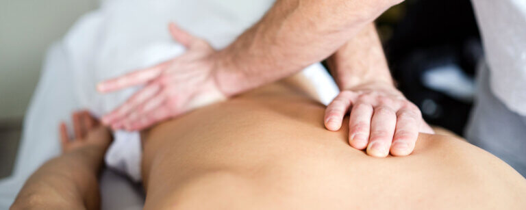 Shiatsu in Aarau | manuelle Behandlung am Rücken eines Patienten