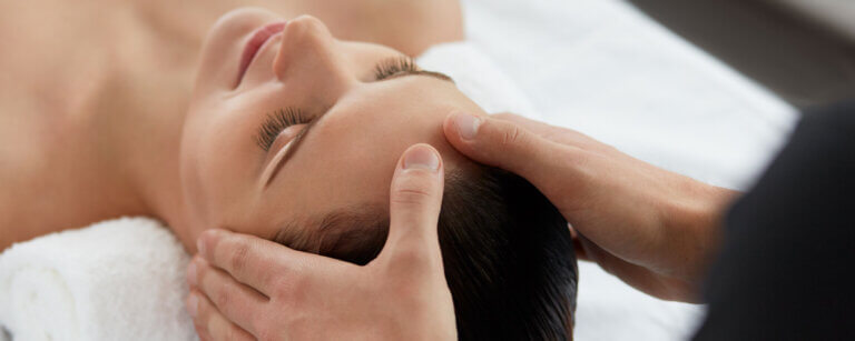 Shiatsu in Affoltern am Albis | Frau wird liegend am Kopf manuell behandelt