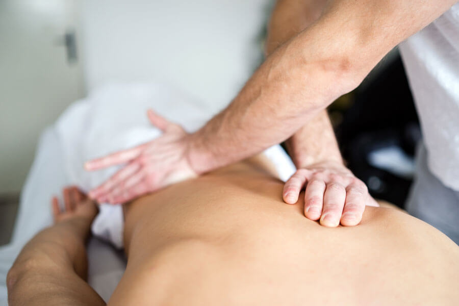 Shiatsu in Luzern | manuelle Behandlung am Rücken eines Patienten
