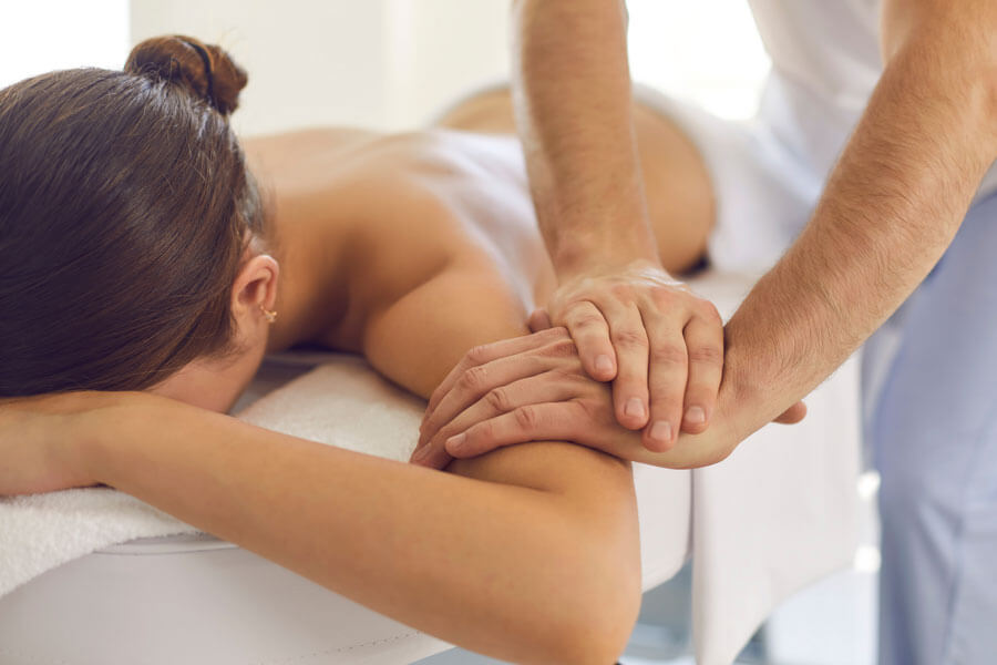 Shiatsu in Zürich | Patientin wird am Oberarm manuell therapiert
