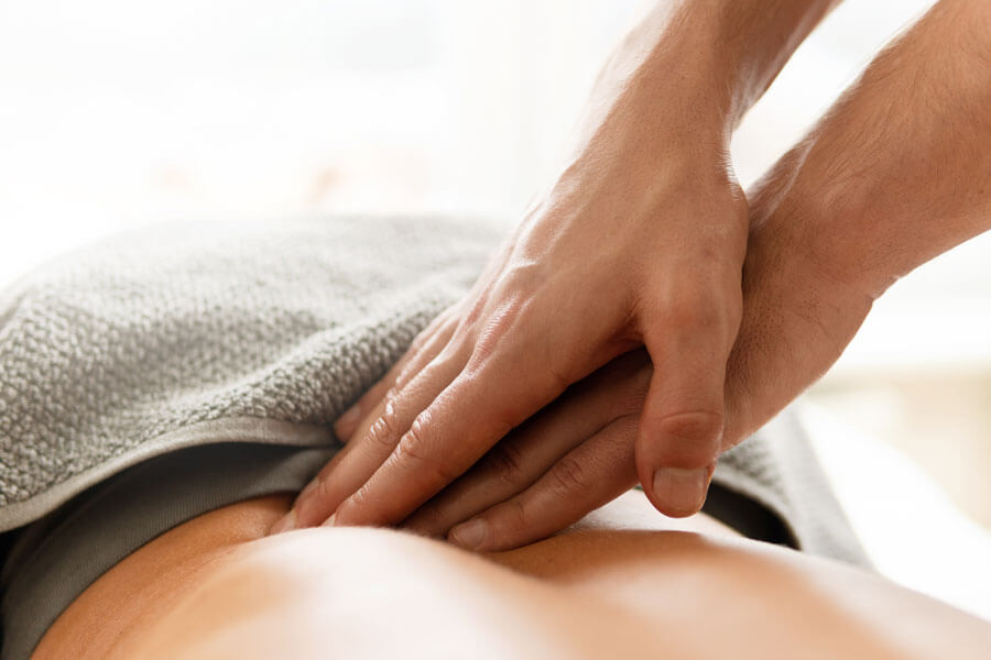 Shiatsu in Solothurn | Rücken eines Patienten wird mit Massagetechnik behandelt
