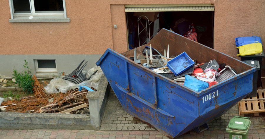 Räumung nach einem Umzug in Birsfelden |  Eine Mulde vor dem Haus erleichtert grössere Räumungen erheblich, da Sperrmüll, Möbelreste und Gartenabfälle direkt vor Ort gesammelt und anschliessend fachgerecht entsorgt werden können