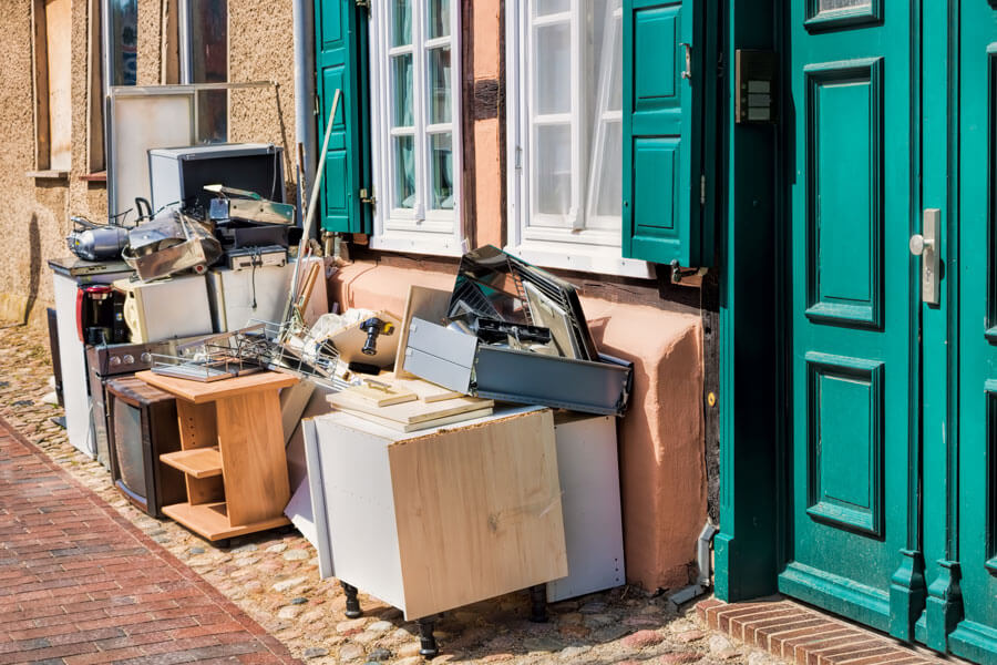 Räumung nach einem Umzug in Birsfelden | Alte Möbel, Elektrogeräte und Sperrmüll vor einem Hauseingang zeigen, wie schnell sich bei einer Wohnungsauflösung Gegenstände ansammeln – eine professionelle Räumung sorgt hier für eine geordnete und fachgerechte Entsorgung
